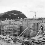 164161 Gezicht op een gedeelte van het in aanbouw zijnde N.S.-station Rotterdam C.S. te Rotterdam, met op de ...